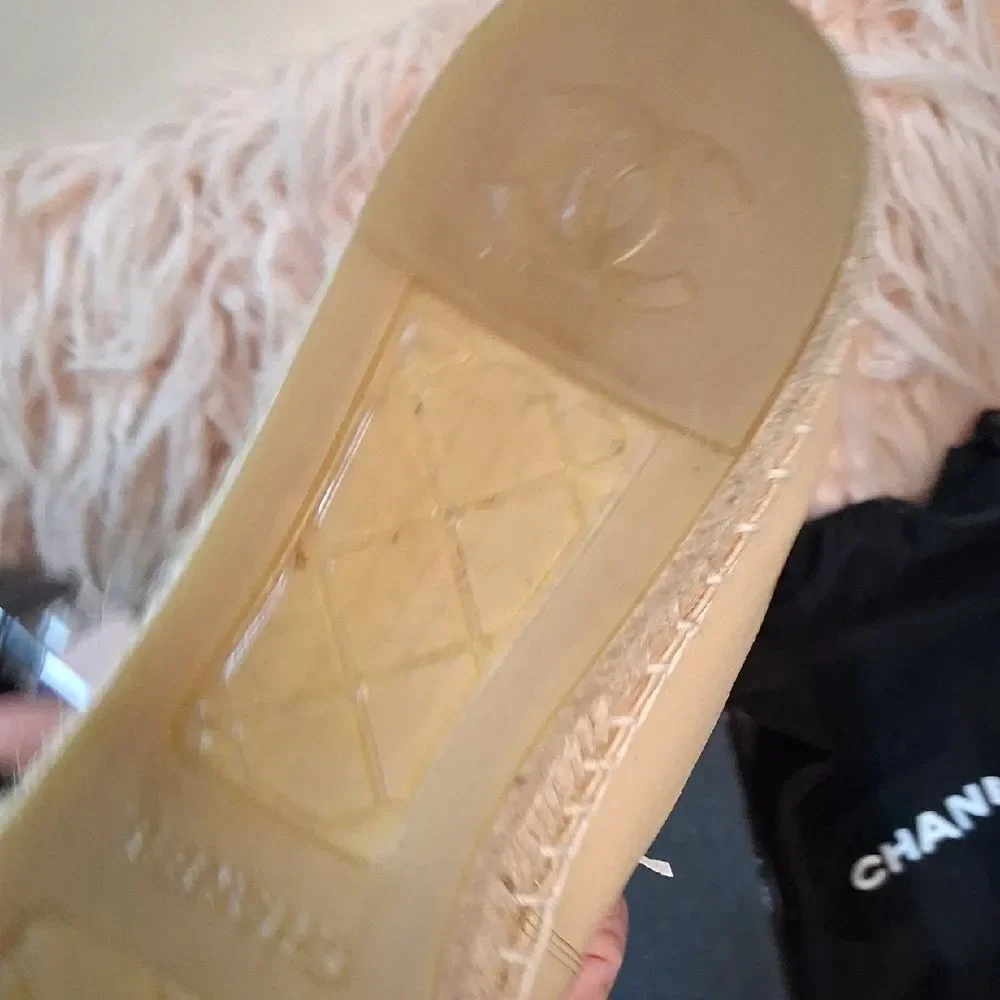 NEW CHANEL Tan and Black Lambskin Espadrilles Size 39 - Picture 8 of 12